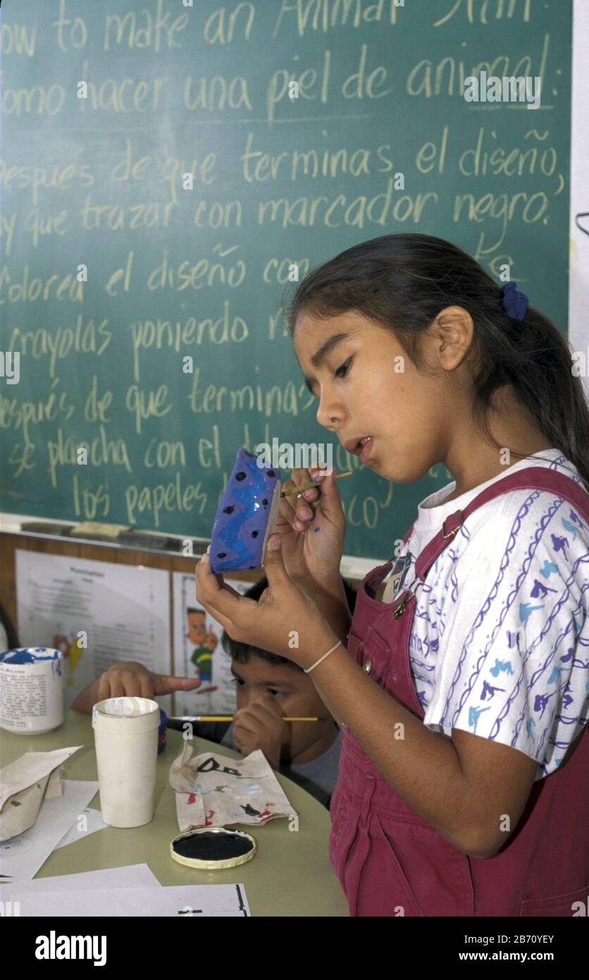 Austin Texas USA: Zweisprachige Ausbildung: Studenten der fünften Klasse in der Kunstklasse, die indische Tierhaut-Entwürfe auf Töpferwaren malen. ©Bob Daemmrich Stockfoto