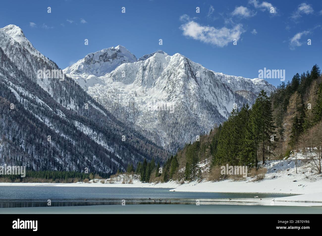 Panoramablick auf den Predil-See und die Alpen rund um Tarvisio, Italien Stockfoto