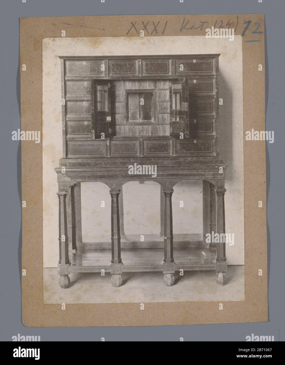Kunstkast traf Twee deuren en elf beladen in het Rijksmuseum te Amsterdam Art Cabinet mit zwei Türen und elf Schubladen im Rijksmuseum in Amsterdam Immobilientyp: Fotos Artikelnummer: RP-F 00-8544 Beschriftung / Marken: Sammlermarke, Verso, gestempelt: 'Art Institute-Technical Education Gabriel Metsu Street Nr. 16 Amsterdam' Sammlermarke, verso, gestempelt 'Quellinusschool French Halsstraat 14.'nummer, recto, handschriftlich:' Cat XXXI 124) 72' Hersteller: Fotograf: Anonymer Ort Herstellung: Rijksmuseum Amsterdam dating: CA. 1875 - ca. 1900 Material: Papiertechnik: Matter Dolch Stockfoto