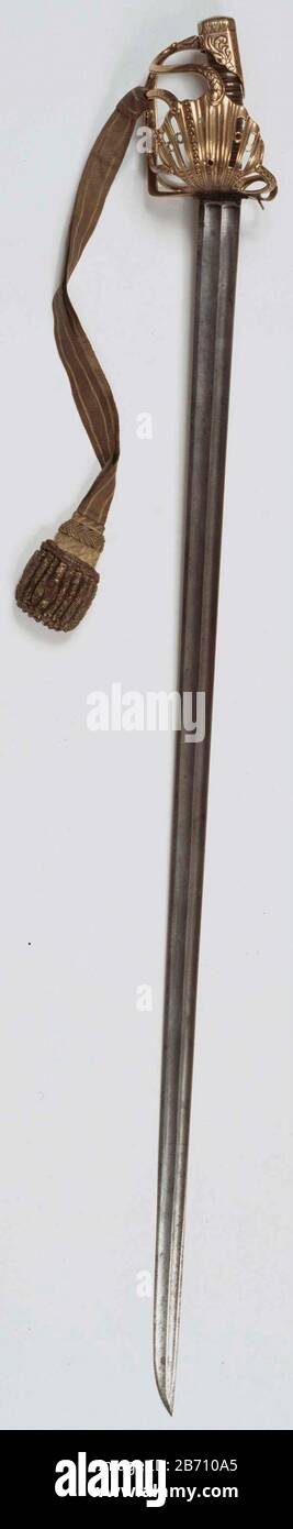 Kurassierssabel Sabel voor officier der karabinier, respekttievelijk kurassiers met gevest à Garde de Bataille, ca. Um das Jahr 1820 Operen gevest, geornamenterde en gegraveerde greepkap. Houten, traf Koperdraad omwikkelde greep. Koperen voorbeugel, vier zijbeugels, Korf traf Ajour schelp. WIT metalen granaat ontbreekt (zie de twee gaten). Halve Stootplaat. Aan de korf geknoopt Drache van zilver en gouddraad. IJzeren kling, geëtst traf trofeëen en florale motieven. OP ene zijde hiel: SCHIMMELBOSCH & ZOON; und zijde: à SOLINGEN. Schede ontbreekt. Hersteller: Schimmelbusch & SohnPlaats Herstellung: Sol Stockfoto