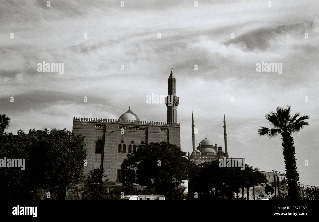 Schwarz-Weiß-Reisefotografie - Moschee von Almahmodyah und Kairoer Zitadelle im islamischen Fatimiden Almahmodyah in Ägypten in Nordafrika Mittlerer Osten Stockfoto
