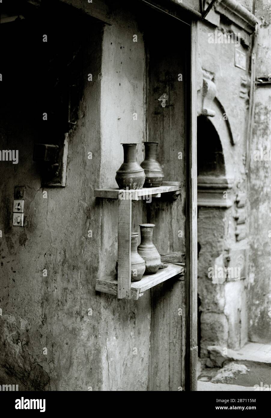 Schwarz-Weiß-Reisefotografie - Straßenszene im islamischen Old Cairo Bezirk der Stadt Kairo in Ägypten in Nordafrika, dem Nahen Osten Stockfoto