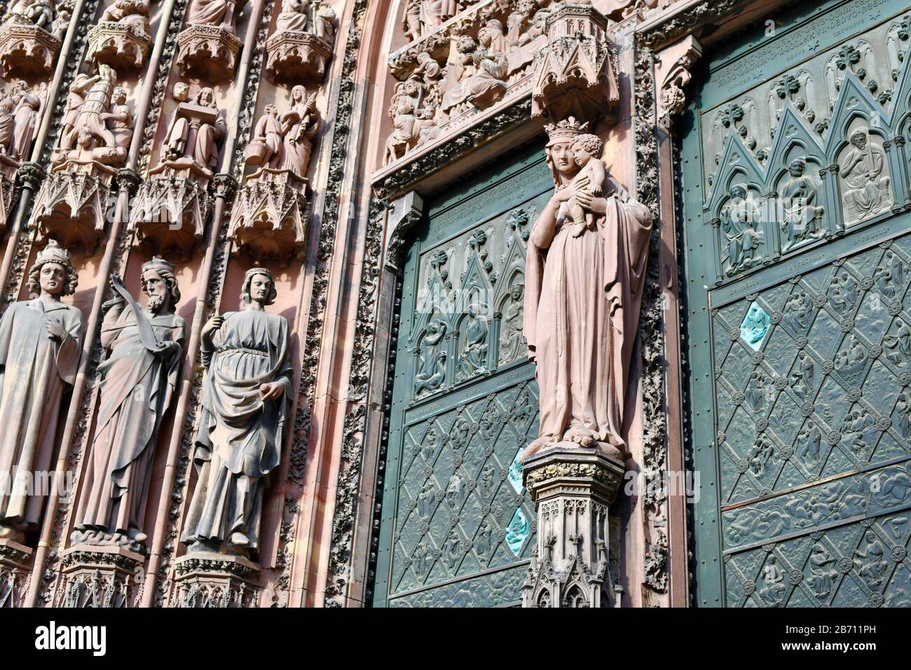 Jungfräuliche Mutterstatue im Stil der Gotik an der westlichen Seite der Kathedrale in Strasbour france Stockfoto