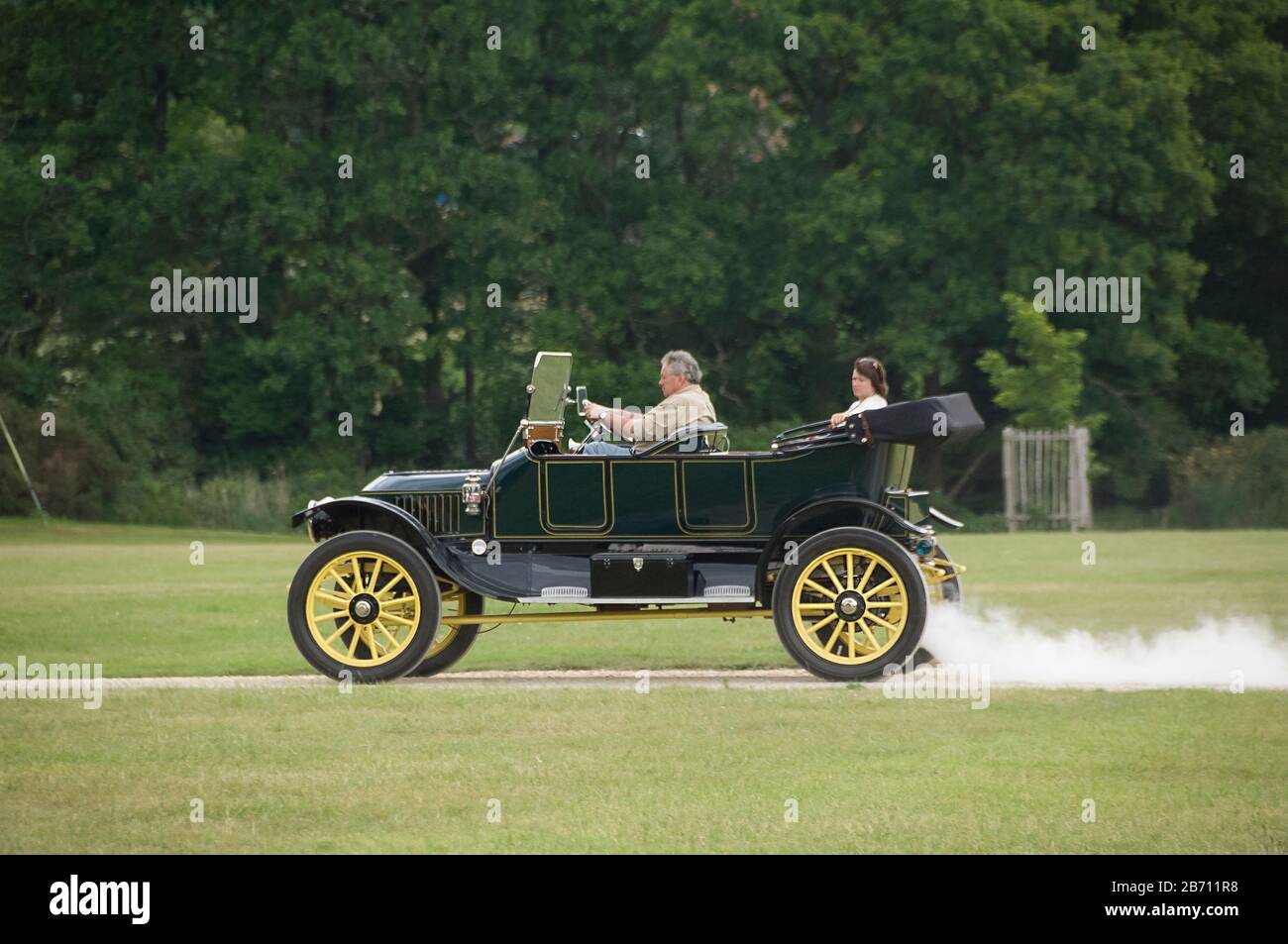 Oldtimer fahren durch den Park Stockfoto