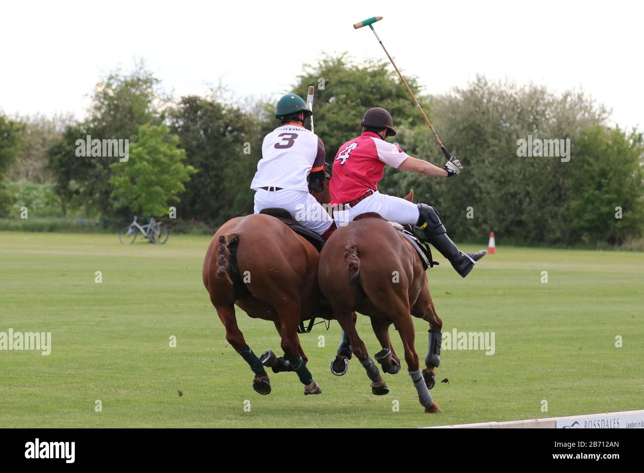 Die Spieler kämpfen beim Polo-Turnier um den Ball Stockfoto