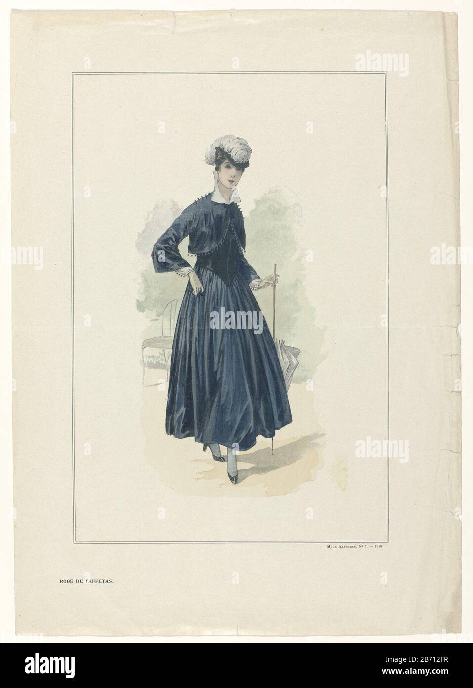 Stehende Frau, gekleidet in einem blauen Kleid aus Seidentaffeta mit einem spitzen Oberteil und einem breiten knöchellangen Rock. Bolero (?) Mit abgerundeten Vorderteilen an den Schultern und am Saum mit Perlen. Stehkragen und Unterärmel mit Ideenbesatz. Accessoires: Mit Feder verzierter Hut, auch Spazierstock kann als Sonnenschirm, Handschuhe, zweifarbige Schuhe mit Fersen verwendet werden. Drucken Sie das Modemagazin La Mode Illustrée (1860-1937) aus. Hersteller: Druckmaschine: Anonymer Termin: 1916Er-Drucke: Fotomechanischer Druck, handfarbiges Material: Papiertechnik: Fotomechanische Techniken / Handfarben-Dim Stockfoto