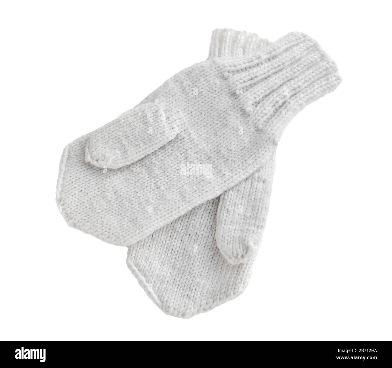 Handschuh mit Handschuhen isoliert auf weißem Hintergrund. Warme, aus Wolle gestrickte weiße Handschuhe mit Fäueln. Winterhandschuh. Stockfoto