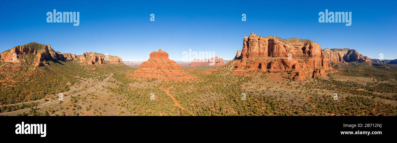 Luftpanorama von Bell Rock und Courthouse Butte in Sedona, Arizona mit hellblauem klaren Himmel. Stockfoto