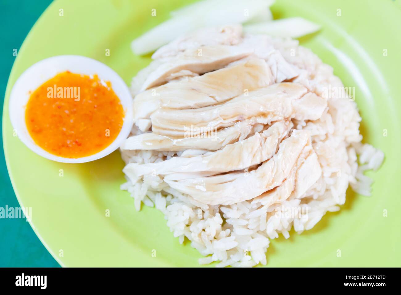 Traditionelles asiatisches chinesisches Straßenessen: Khao Man Kai (Kao Man Gai) ist Hainanesischer Hühnerreis, gedämpftes Hühnerfleisch und weißer Reis. Khao Man wird gekocht r Stockfoto