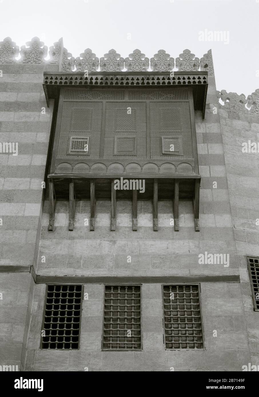 Schwarz-Weiß-Reisefotografie - schöne Holzgitter im islamischen Kairo Bezirk der Stadt Kairo in Ägypten in Nordafrika im Nahen Osten Stockfoto