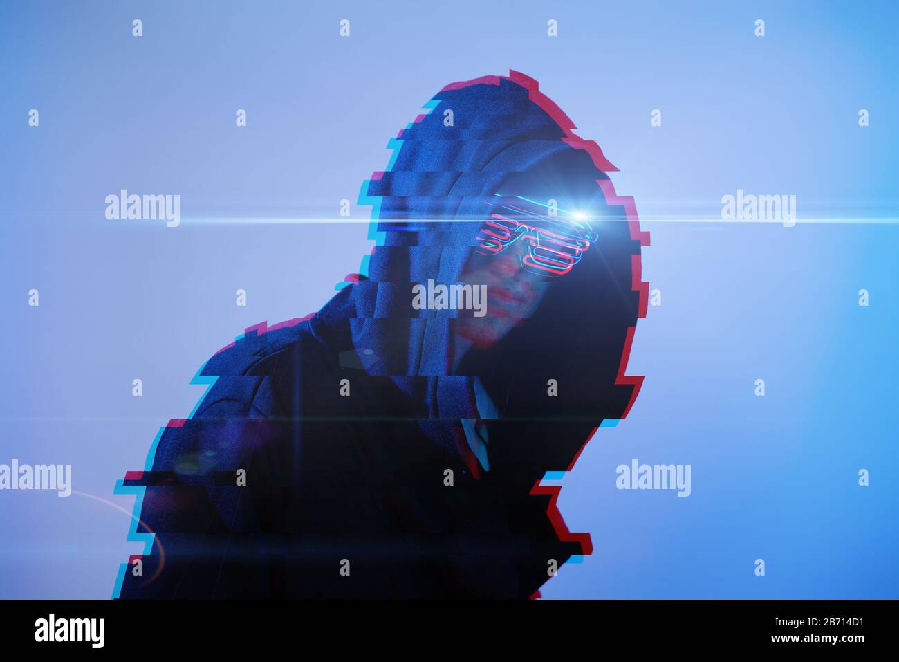 Mann in der Haube und Cyber-Brille. Spielfigur. Konzept der virtuellen Realität, Cyber-Spiele und Science Fiction. Bild mit Glitch-Effekt. Stockfoto