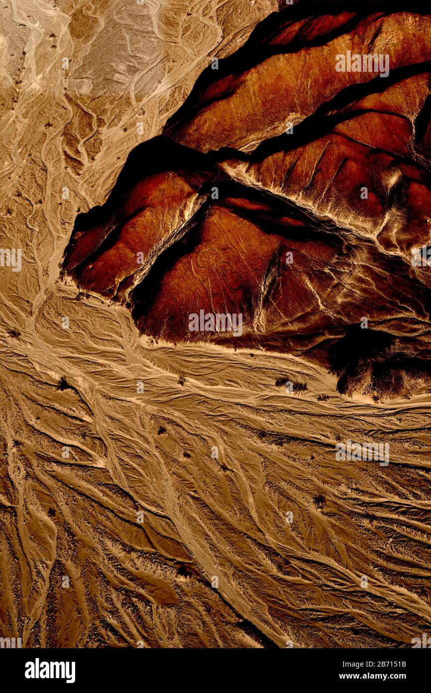 Nazca-Linien von oben zeigen geologische Formationen von einer kleinen Ebene. Stockfoto