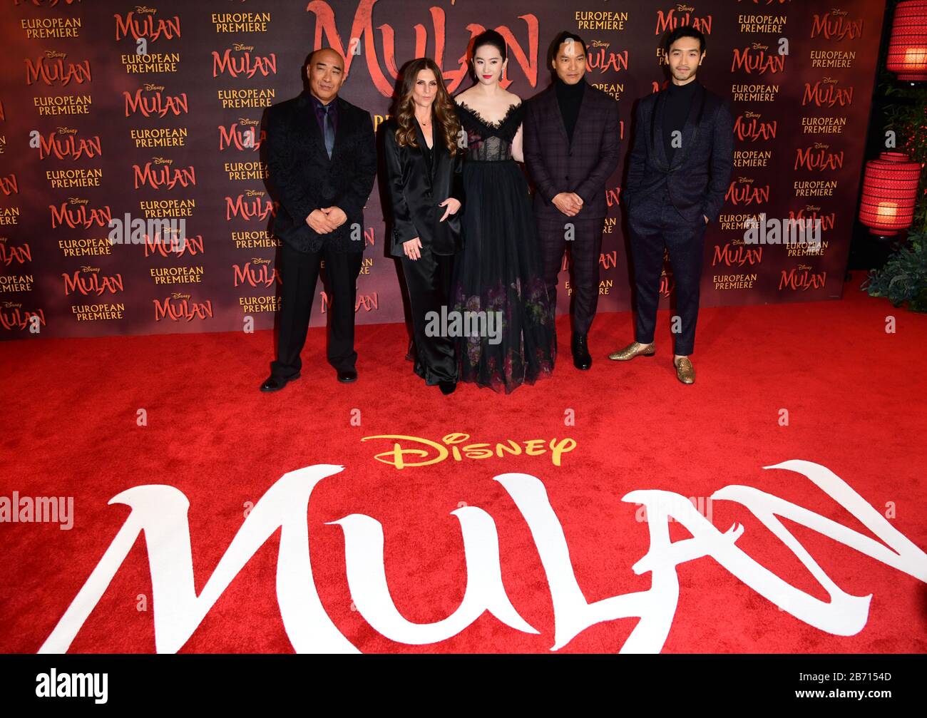 Ron Yuan, Niki Caro, Lui Yifei, Jason Scott Lee und Yoson Nehmen an der europäischen Premiere von Disney's Mulan Teil, die am Leicester Square in London stattfindet. Stockfoto