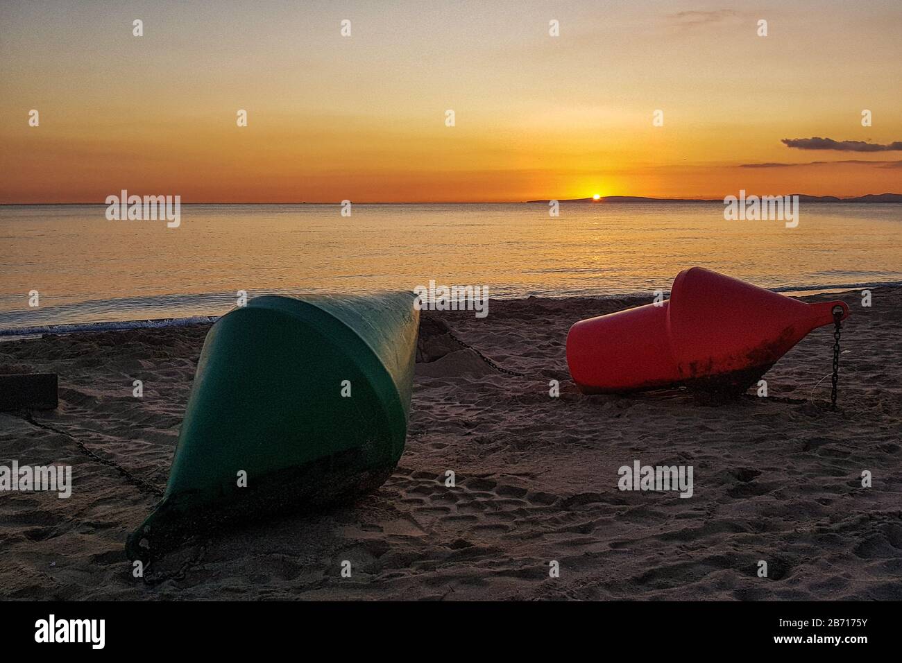 Bojen am Strand S'Arenal in Palma de Mallorca Stockfoto