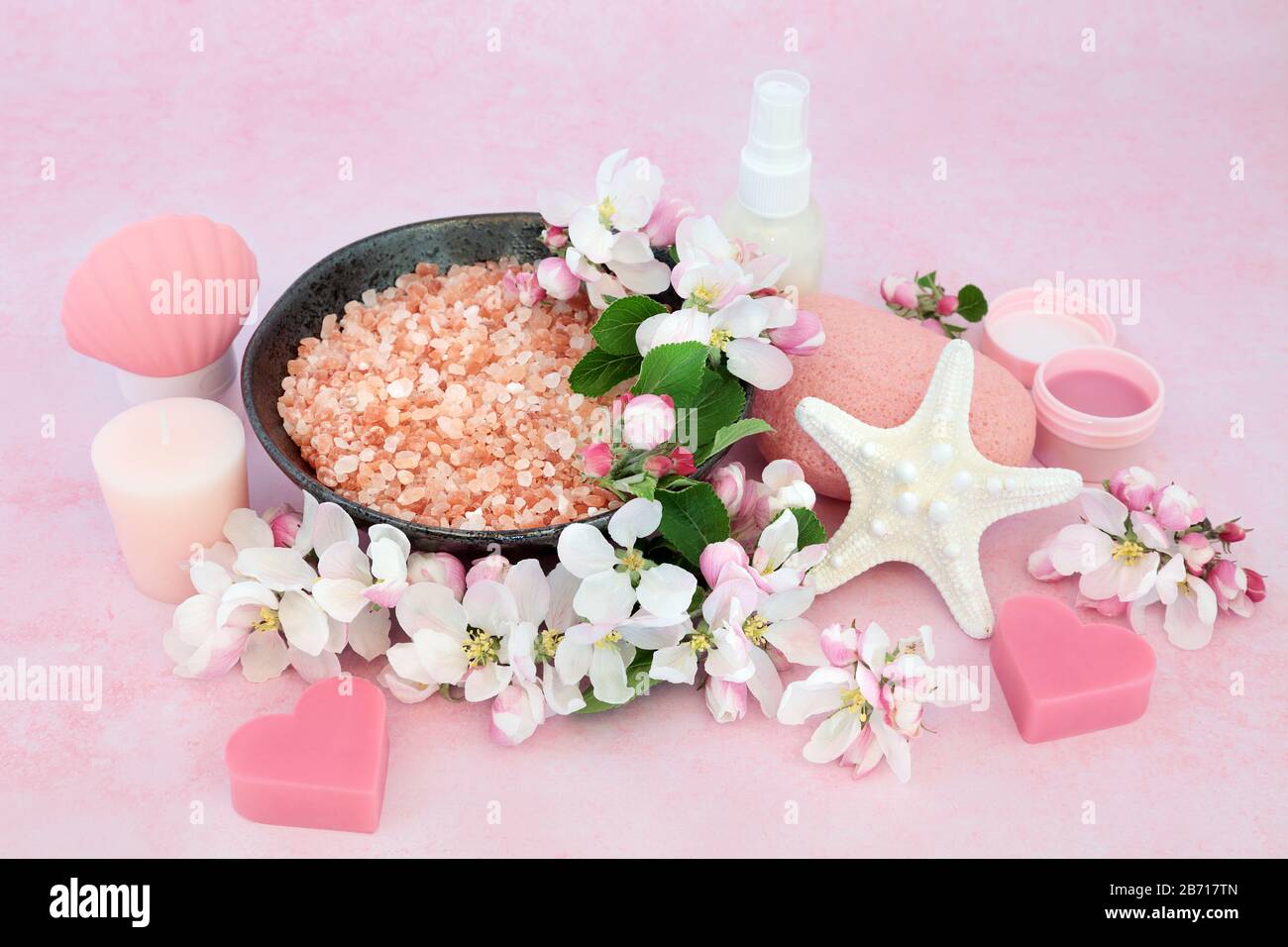 Vegane Hautpflegeprodukte mit Spa, z. B. Foliation und Reinigungsprodukten mit apfelblütenblumen auf Pink. Gesundheitsversorgung für Anti-Aging-Konzept. Stockfoto