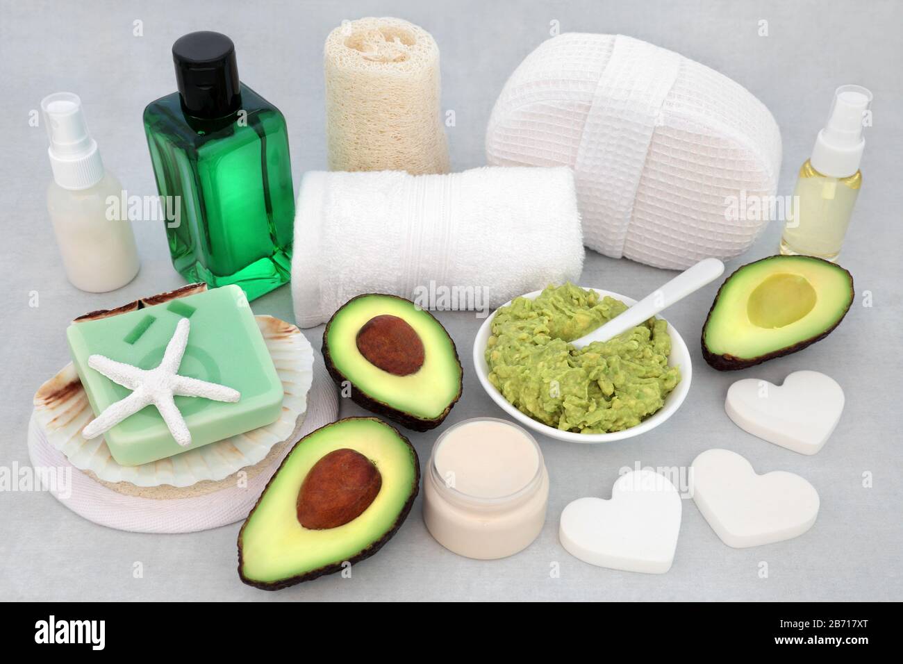 Schönheitsbehandlung für Hautpflege mit Avocado- und Gesichtsmaskenpaste, Feuchtigkeitspflege, Lotion und Öl mit Reinigungsprodukten. Konzept zur Anti-Aging-Behandlung im Gesundheitswesen. Stockfoto