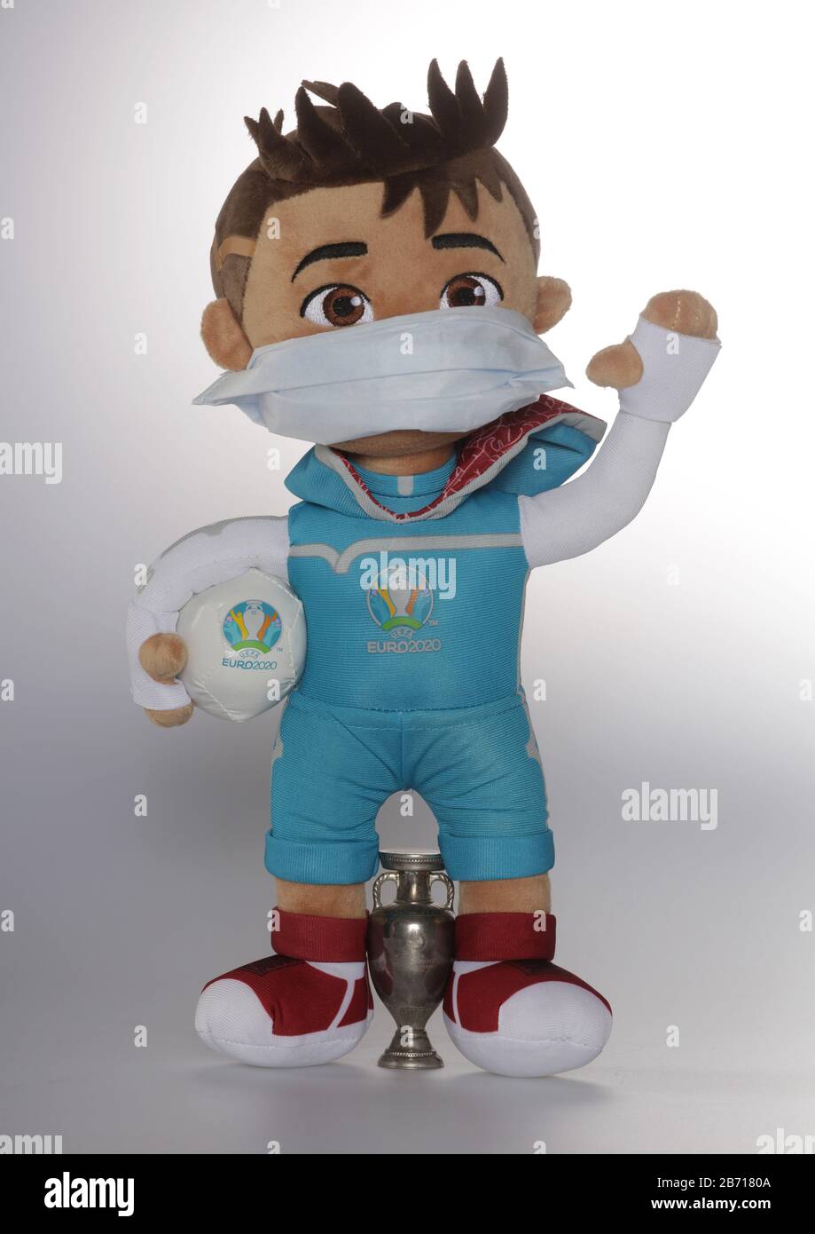 Dulmen Deutschland Marz 2020 Firo 12 03 2020 Fussball 2020 Uefa Europameisterschaft Em 2020 Em Maskottchen Skillzy Mit Gesichtsmaske Atemmaske Wenn Die Em 2020 Trotz Des Corono Virus Skillzy Planmassig Durchgefuhrt Wird Ist Das Maskottchen
