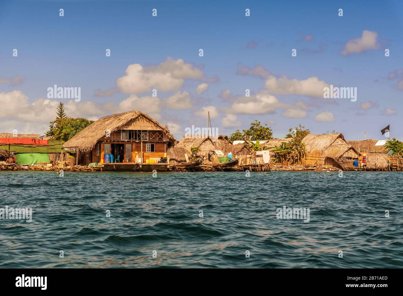 San Blas, Panama - 25. Februar 2020: Einheimische Guna-Volkshütten auf San Blas Island auf politisch autonomem Guna-Territorium in Panama. Stockfoto