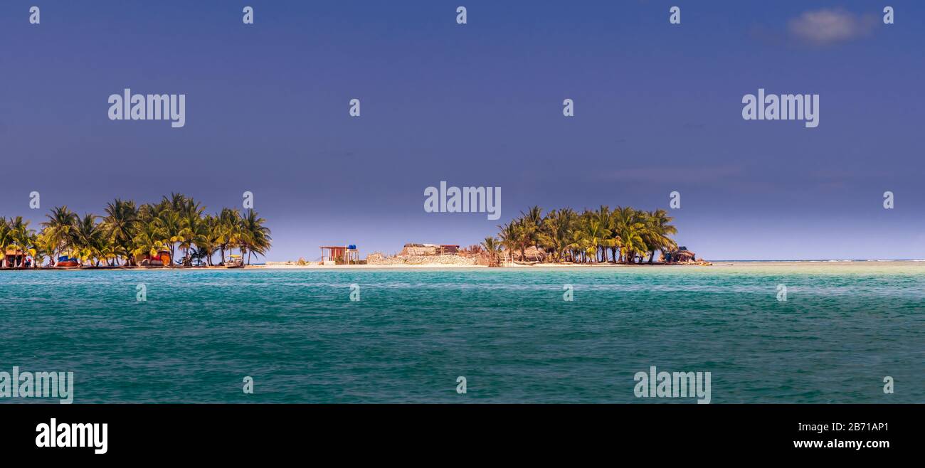 Schöne einsame Insel San Blas auf politisch autonomem Guna-Territorium in Panama. Türkisfarbenes tropisches Meer, Wahrzeichen des Reiseziels in Central Am Stockfoto