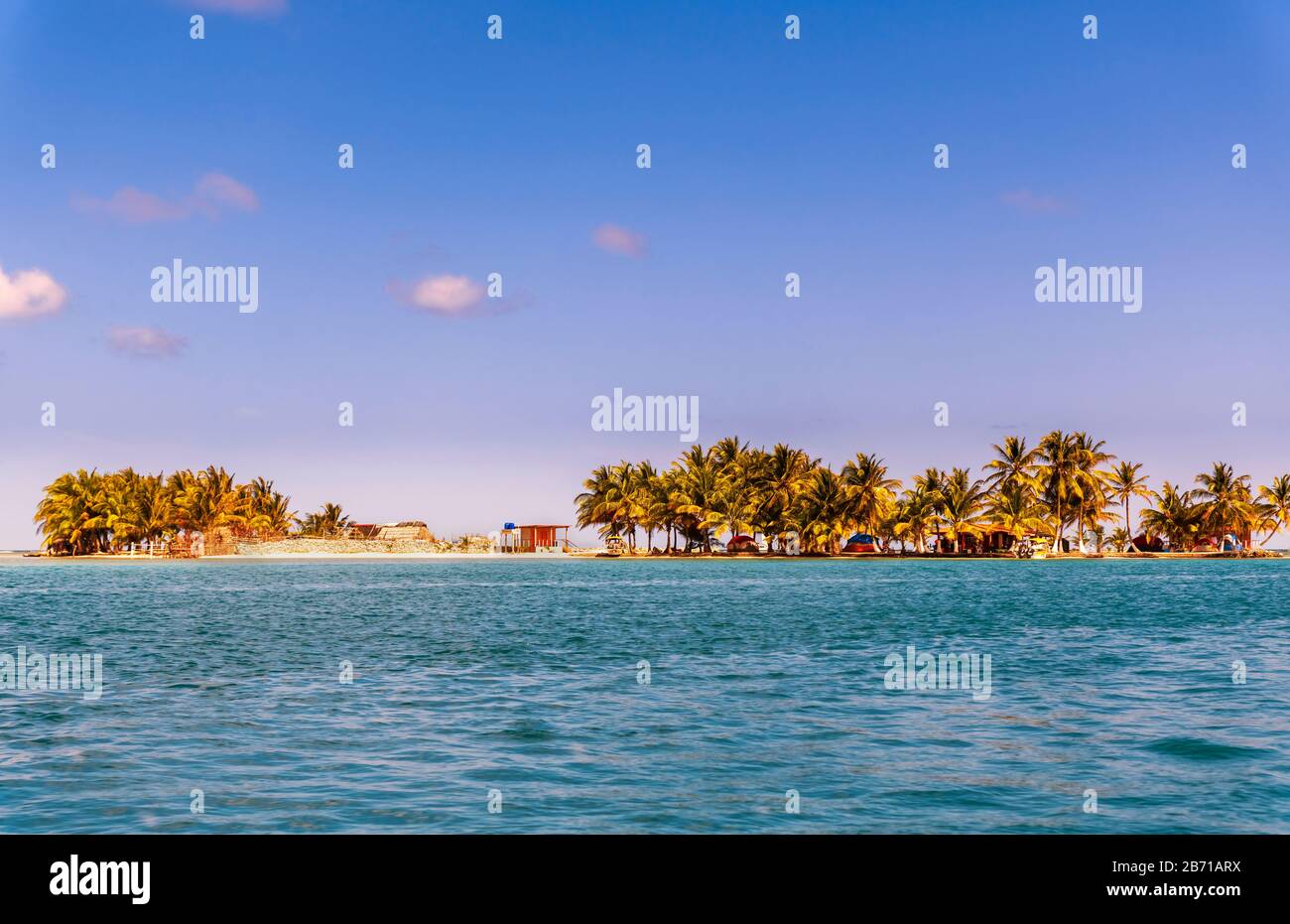 Schöne einsame Insel San Blas auf politisch autonomem Guna-Territorium in Panama. Türkisfarbenes tropisches Meer, Wahrzeichen des Reiseziels in Central Am Stockfoto