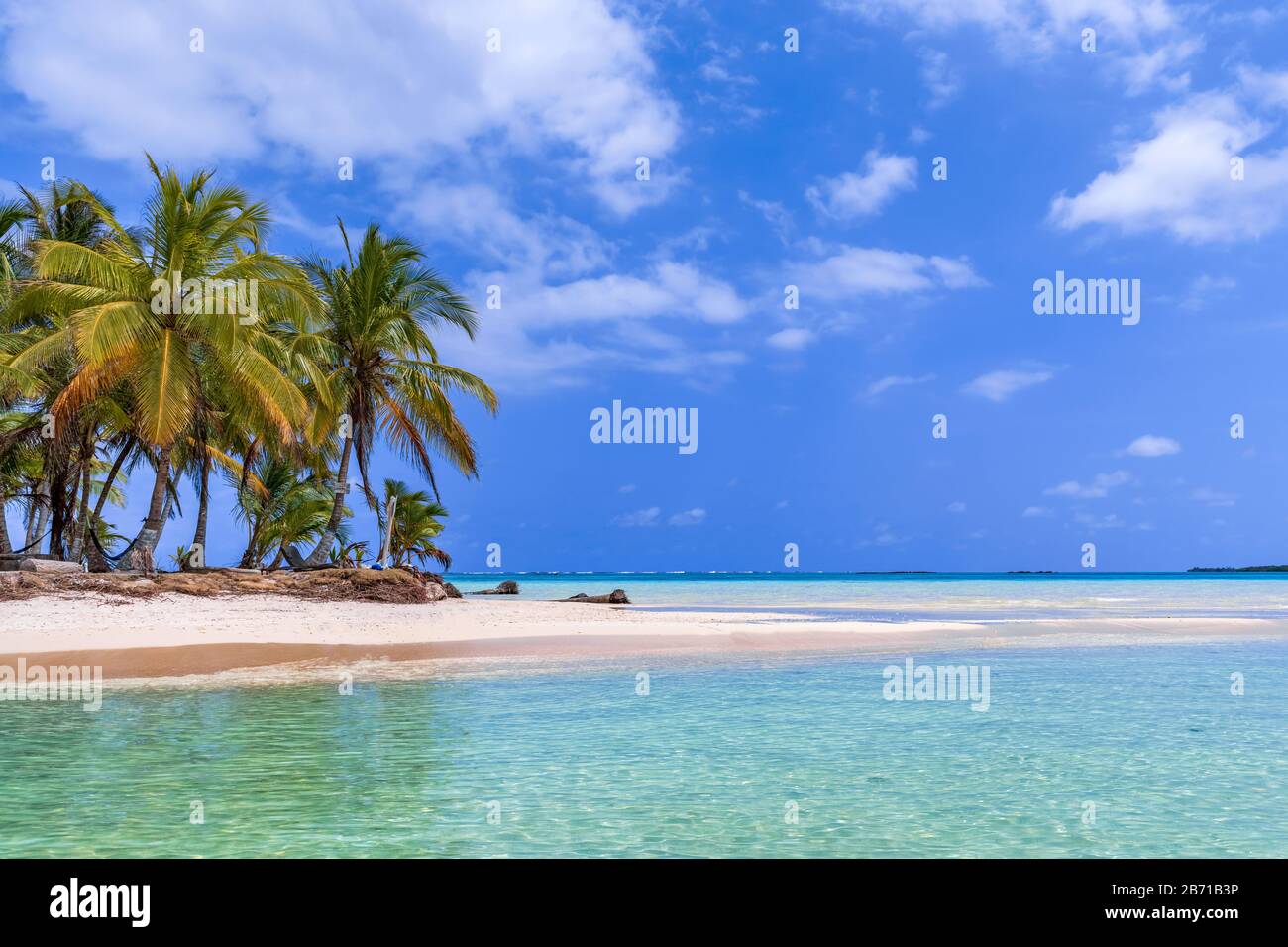 Schöner einsamer Strand auf der karibischen Insel San Blas auf dem politisch autonomen Gebiet Guna in Panama. Türkisfarbenes tropisches Meer, Wahrzeichen Reisestein Stockfoto