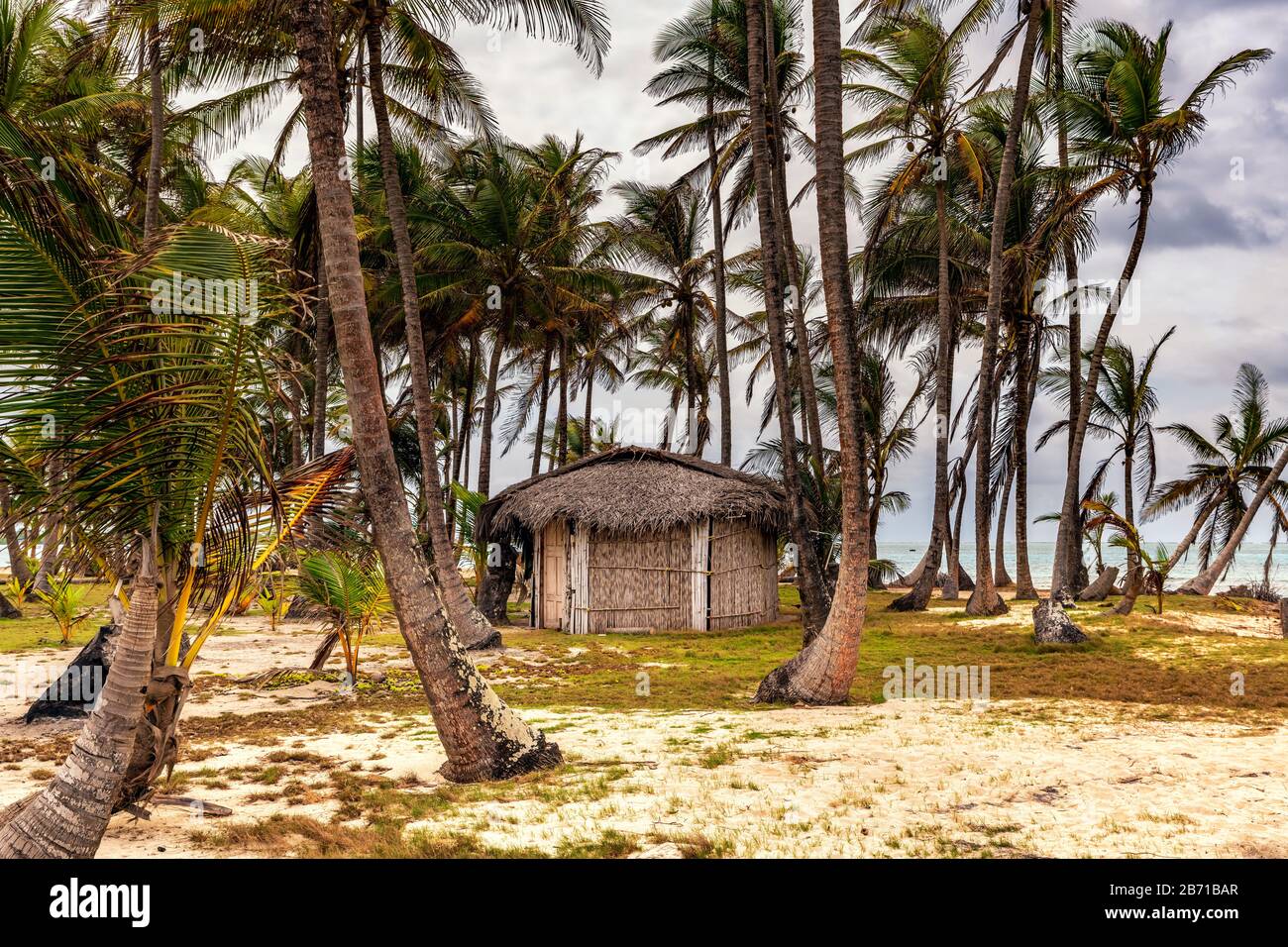 Schöne unberührte karibische Insel mit einheimischen Hütten auf der Insel San Blas auf dem politisch autonomen Gebiet Guna in Panama. Stockfoto