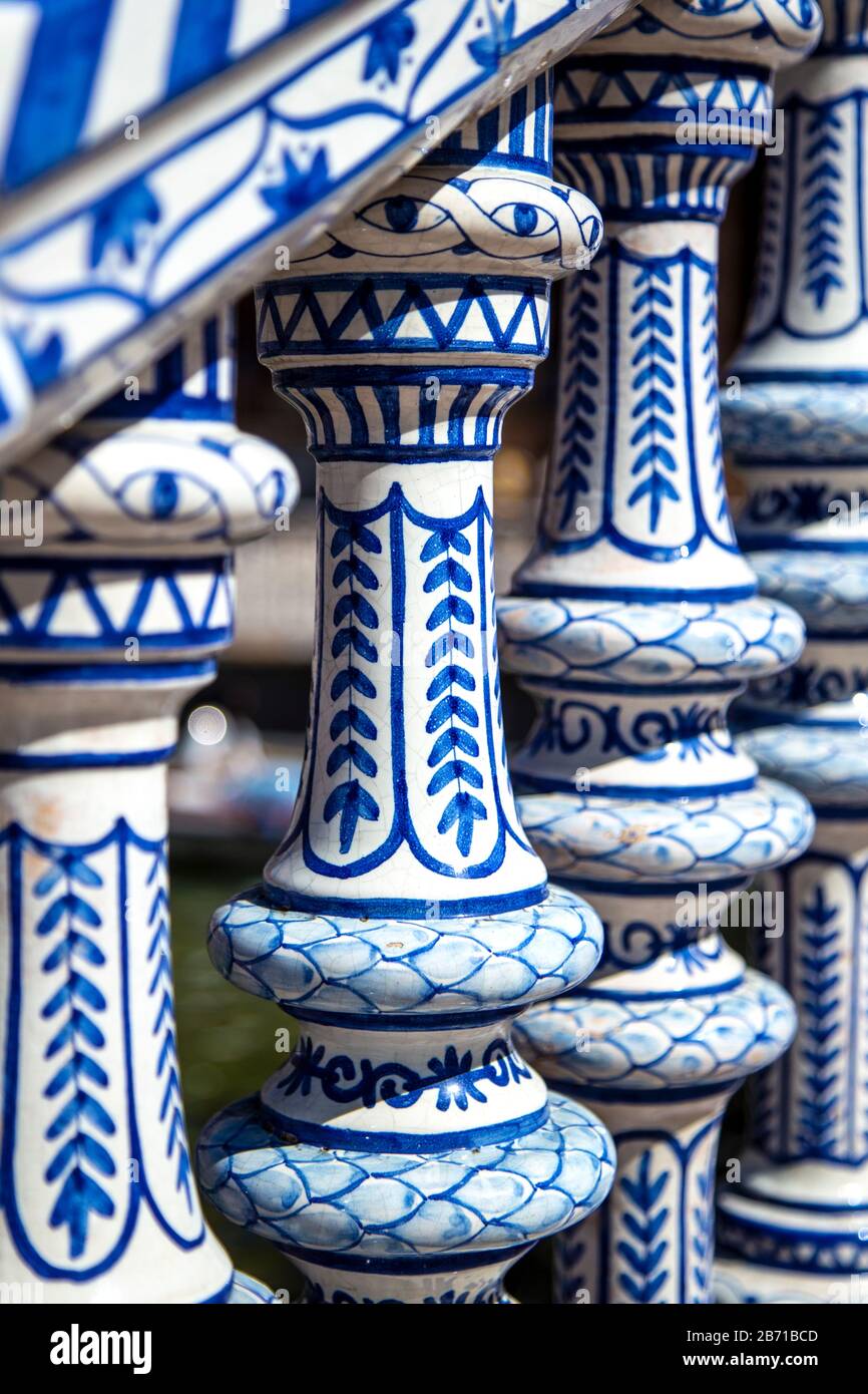 Nahaufnahme einer Brückenbalustrade mit keramischen Azulejo-Fliesen, Pavillon auf der Plaza de España im Parque de María Luisa, Sevilla, Andalusien, Spanien Stockfoto