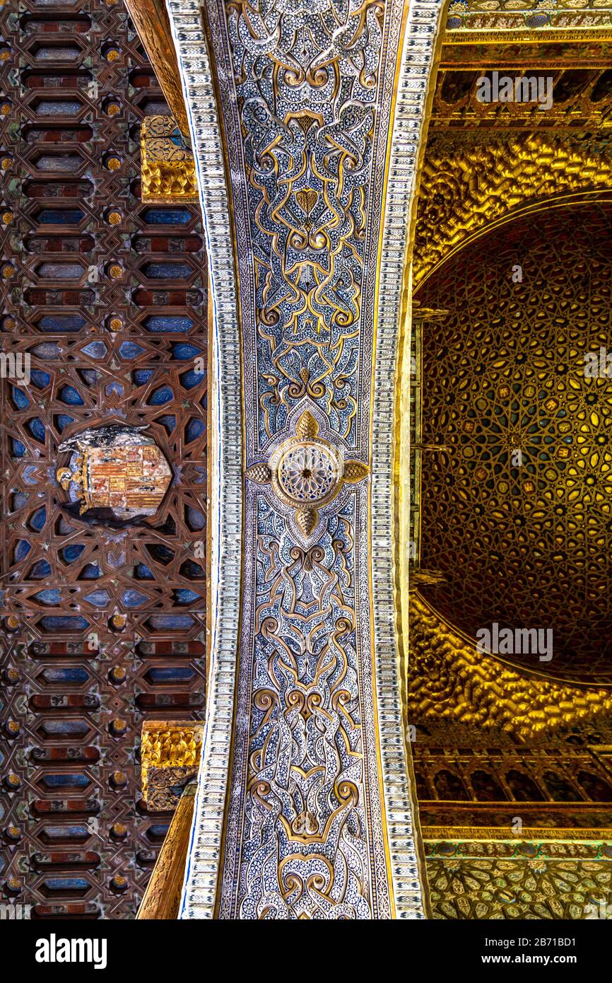 Verzierte Decke im Mudejar-Stil und im Inneren des Torbogels am Royal Alcazar von Sevilla, Andalusien, Spanien Stockfoto