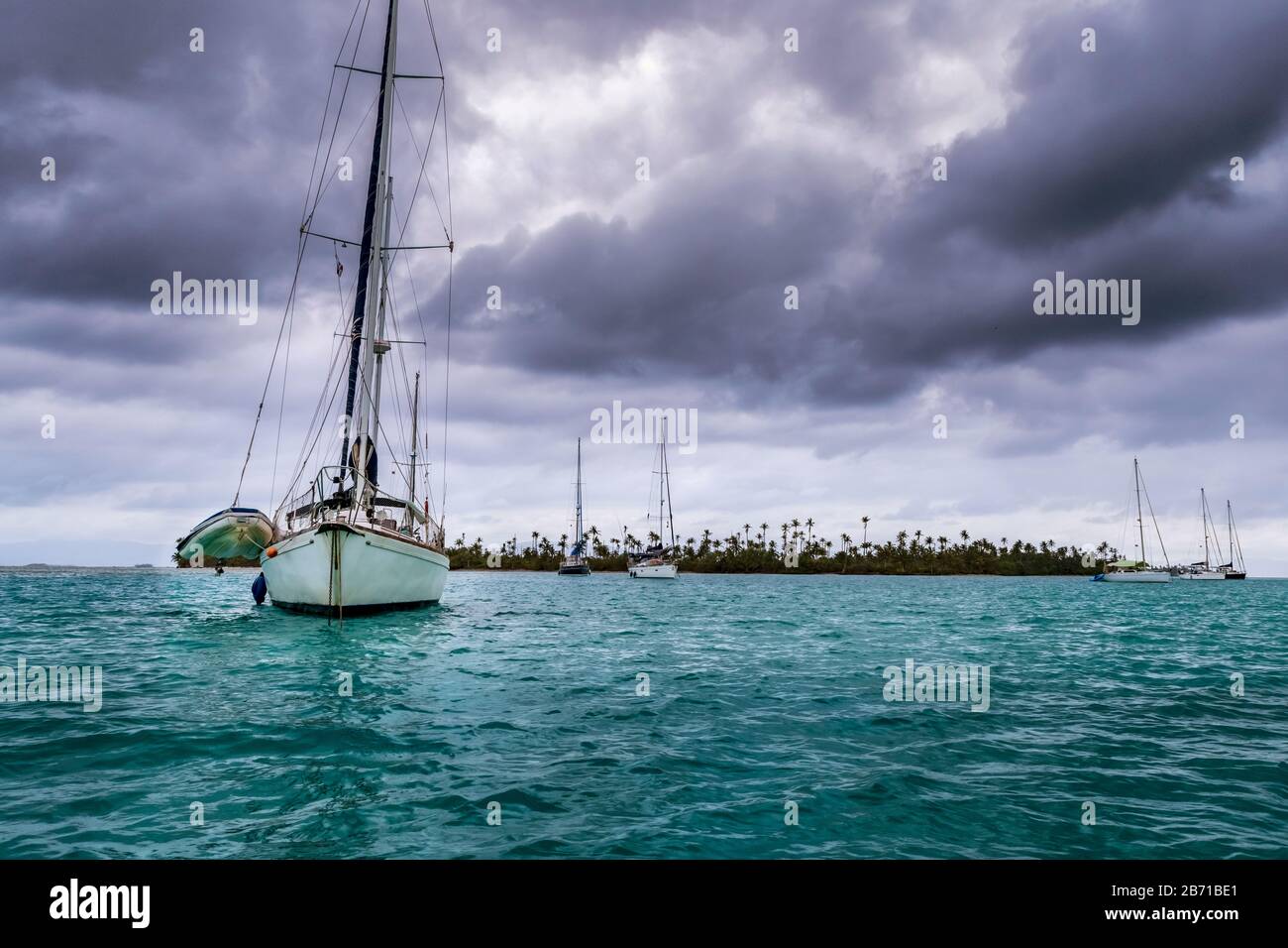 Segelboot an der Bucht auf der wunderschönen unberührten karibischen Insel in San Blas auf dem politisch autonomen Gebiet Guna in Panama, Mittelamerika. Stockfoto