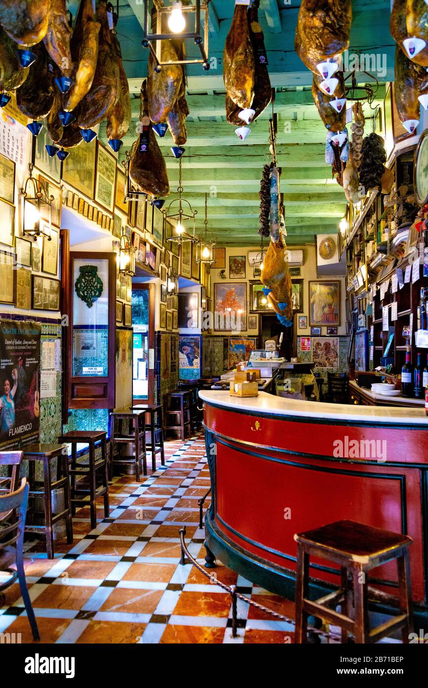 Iberico Schinken hängt von der Decke im Café Bar Las Teresas, Sevilla, Andalusien, Spanien Stockfoto