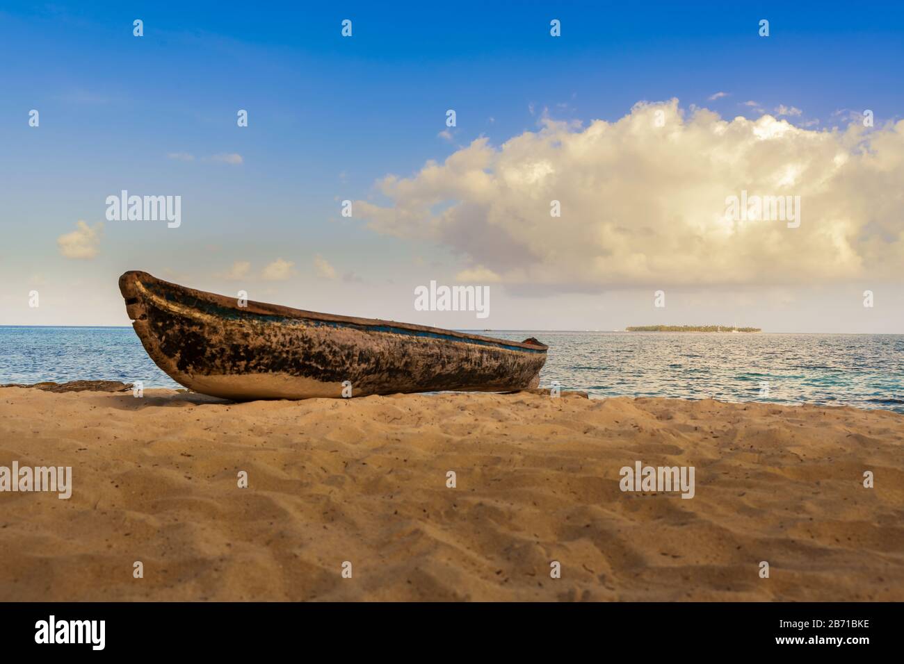 Einheimische booten am schönen einsamen Strand auf der karibischen Insel San Blas im politisch autonomen Guna-Territorium in Panama. Türkisfarbenes tropisches Meer, Stockfoto