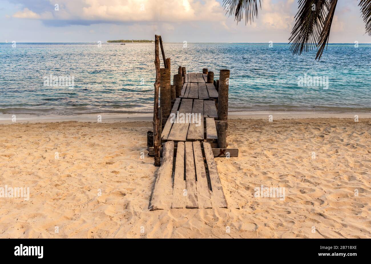 Schöner einsamer Strand und Deck auf der karibischen Insel San Blas auf dem politisch autonomen Gebiet Guna in Panama. Türkisfarbenes tropisches Meer, ein Wahrzeichen von trav Stockfoto