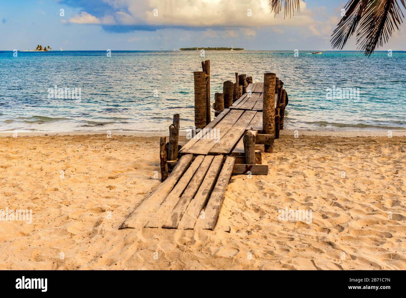 Schöner einsamer Strand und Deck auf der karibischen Insel San Blas auf dem politisch autonomen Gebiet Guna in Panama. Türkisfarbenes tropisches Meer, ein Wahrzeichen von trav Stockfoto