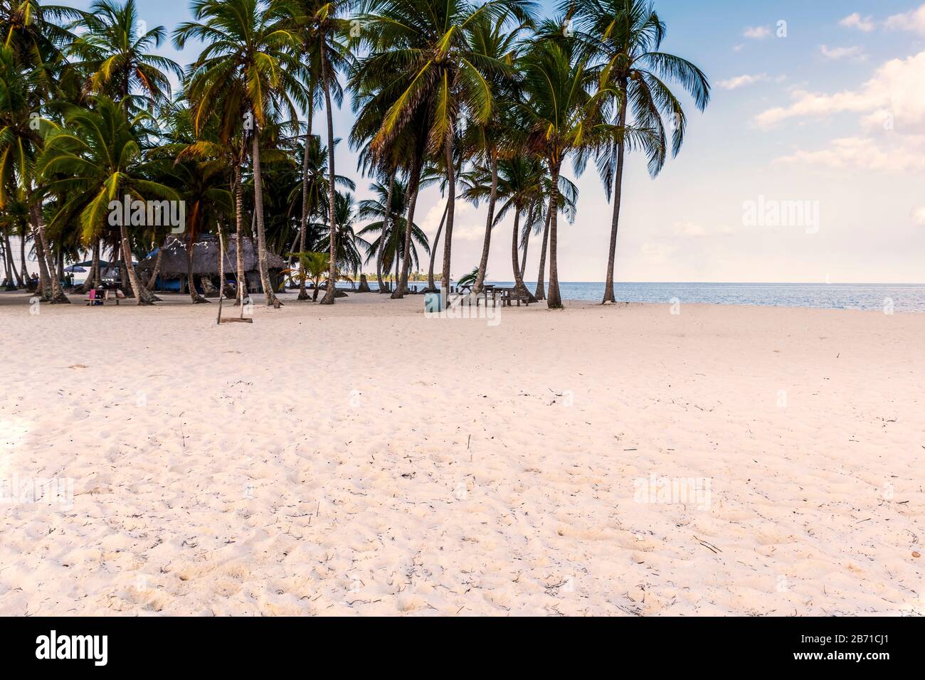 Schöner einsamer Strand auf der karibischen Insel San Blas auf dem politisch autonomen Gebiet Guna in Panama. Türkisfarbenes tropisches Meer, Wahrzeichen Reisestein Stockfoto
