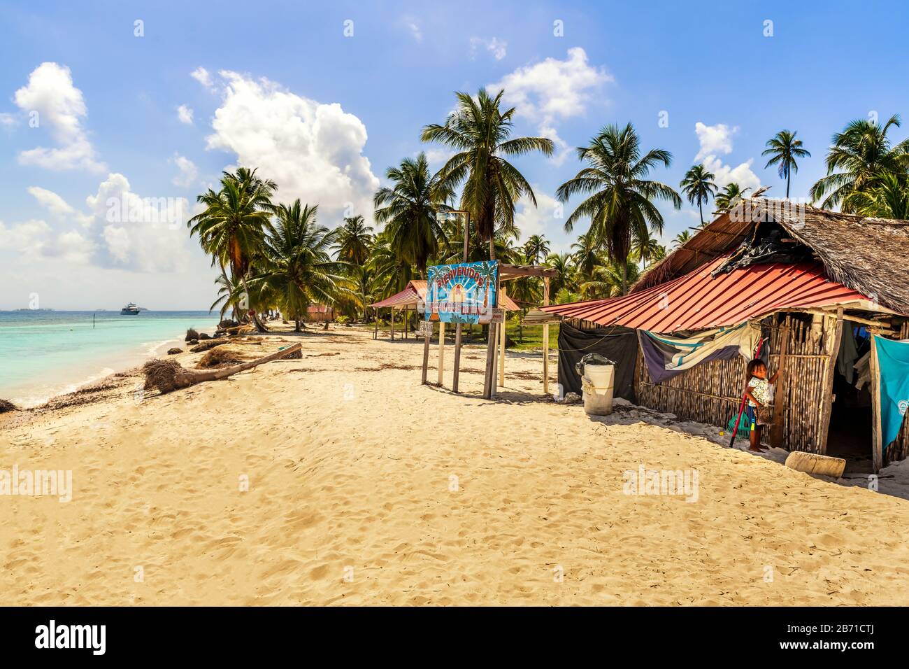 San Blas, Panama - 26. Februar 2020: Einheimische Hütten an einem wunderschönen einsamen Strand in der karibischen Insel San Blas auf dem politisch autonomen Gebiet Guna in Panama Stockfoto