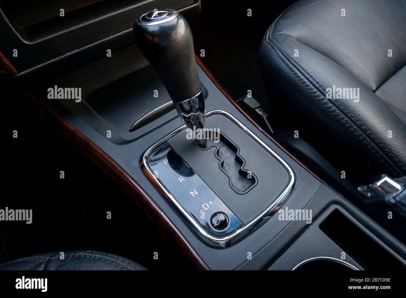Schalthebel und Knopf des Schaltgetriebes. Mercedes Benz W211 Armaturenbrett Stockfoto