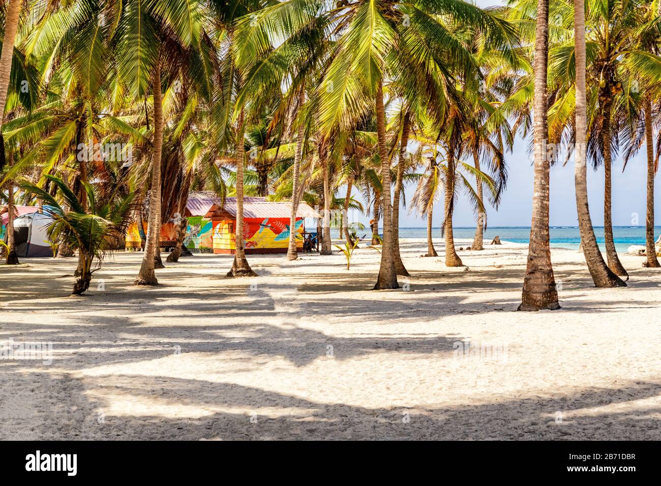 Schöne unberührte karibische Insel mit Hütten auf der Insel San Blas auf dem politisch autonomen Gebiet Guna in Panama, Mittelamerika. Es ist ein Wahrzeichen Stockfoto