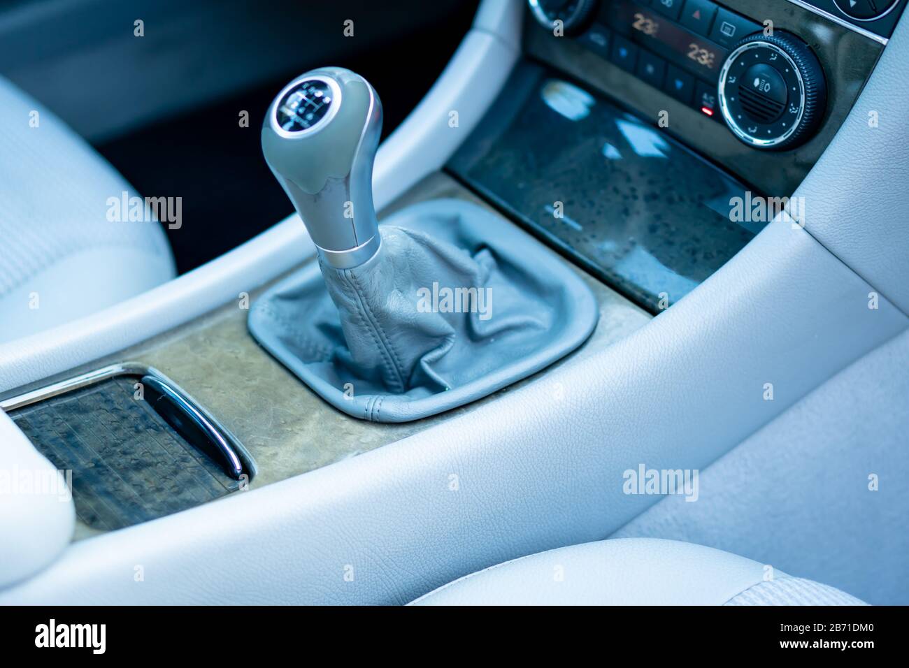 Schalthebel und Knopf des Schaltgetriebes. Mercedes Benz W211 Armaturenbrett Stockfoto