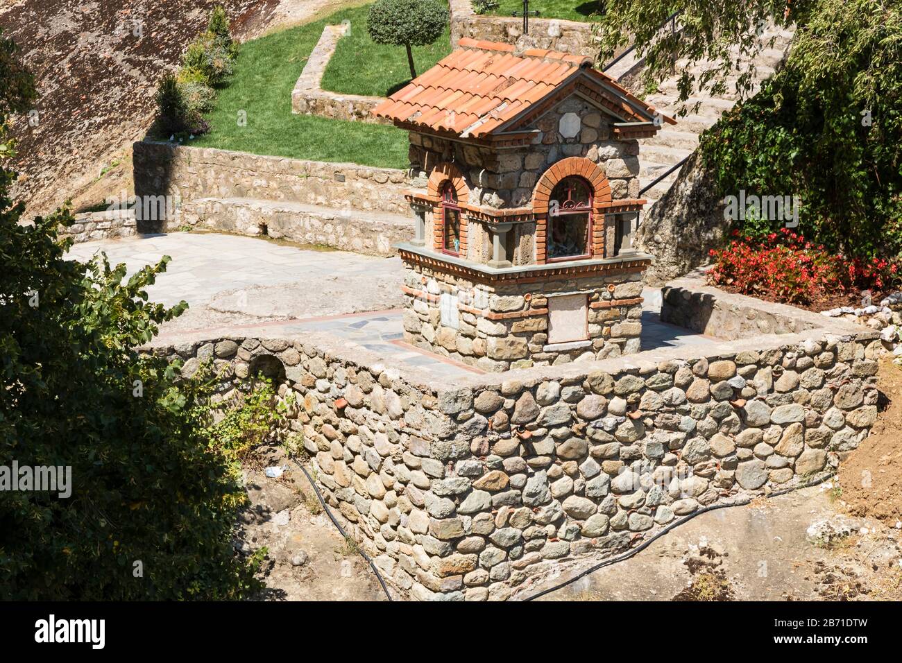 Die Meteora - größte und berühmteste gebaute komplexe ostorthodoxen Klöstern. Griechische Flagge. Stockfoto