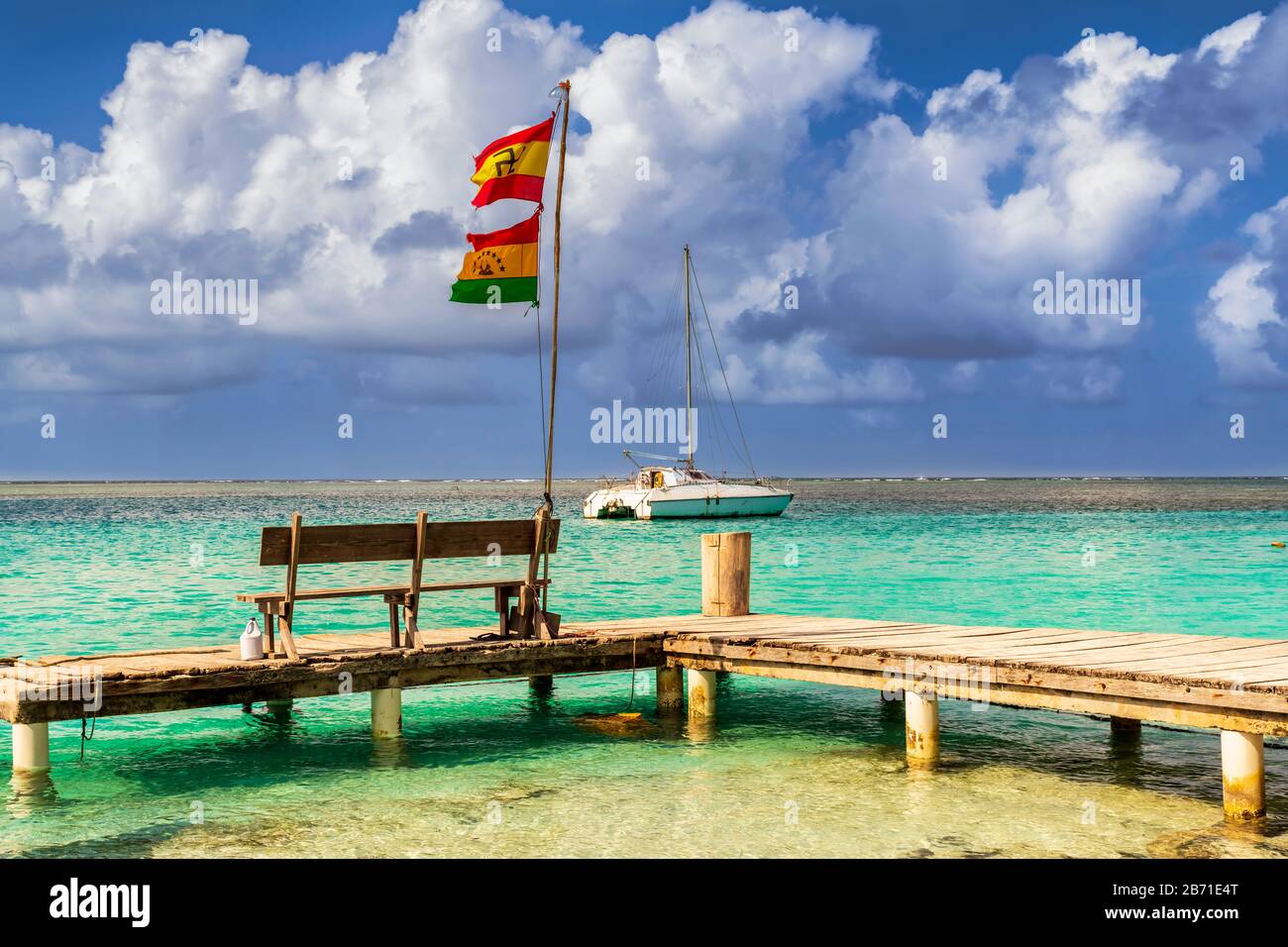 Deck und die Flagge der Guna People auf der karibischen Insel San Blas auf dem politisch autonomen Gebiet Guna in Panama. Es ist ein wegweisendes Reiseziel in Ce Stockfoto