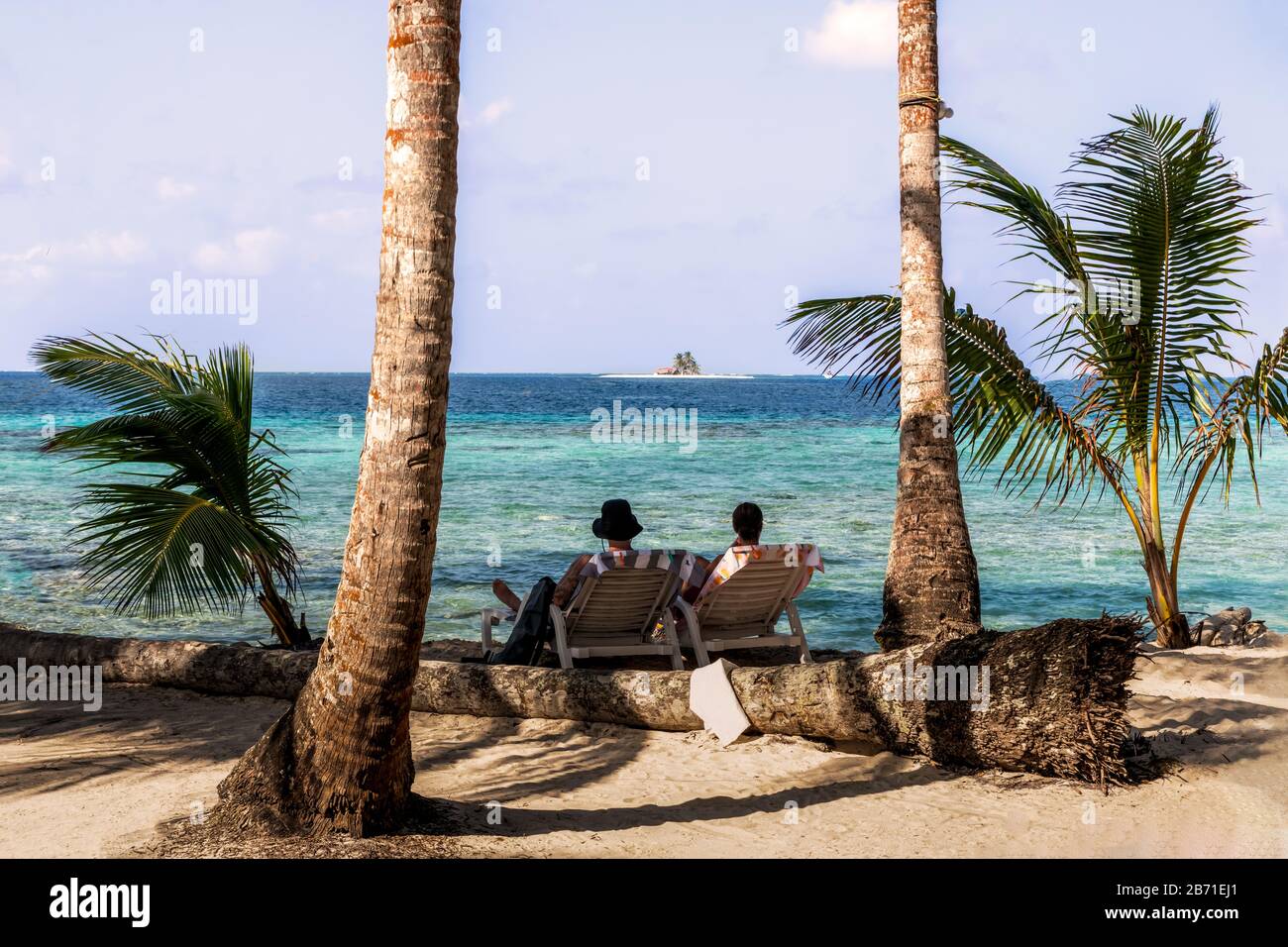 Menschen, die sich am schönen Strand auf der karibischen Insel San Blas im politisch autonomen Gebiet Guna in Panama entspannen. Es ist ein wegweisendes Reiseziel Stockfoto