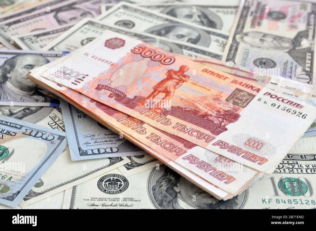 5000 Rubel Banknote Und 100 Us Dollar Banknoten Als Hintergrund Stockfotografie Alamy
