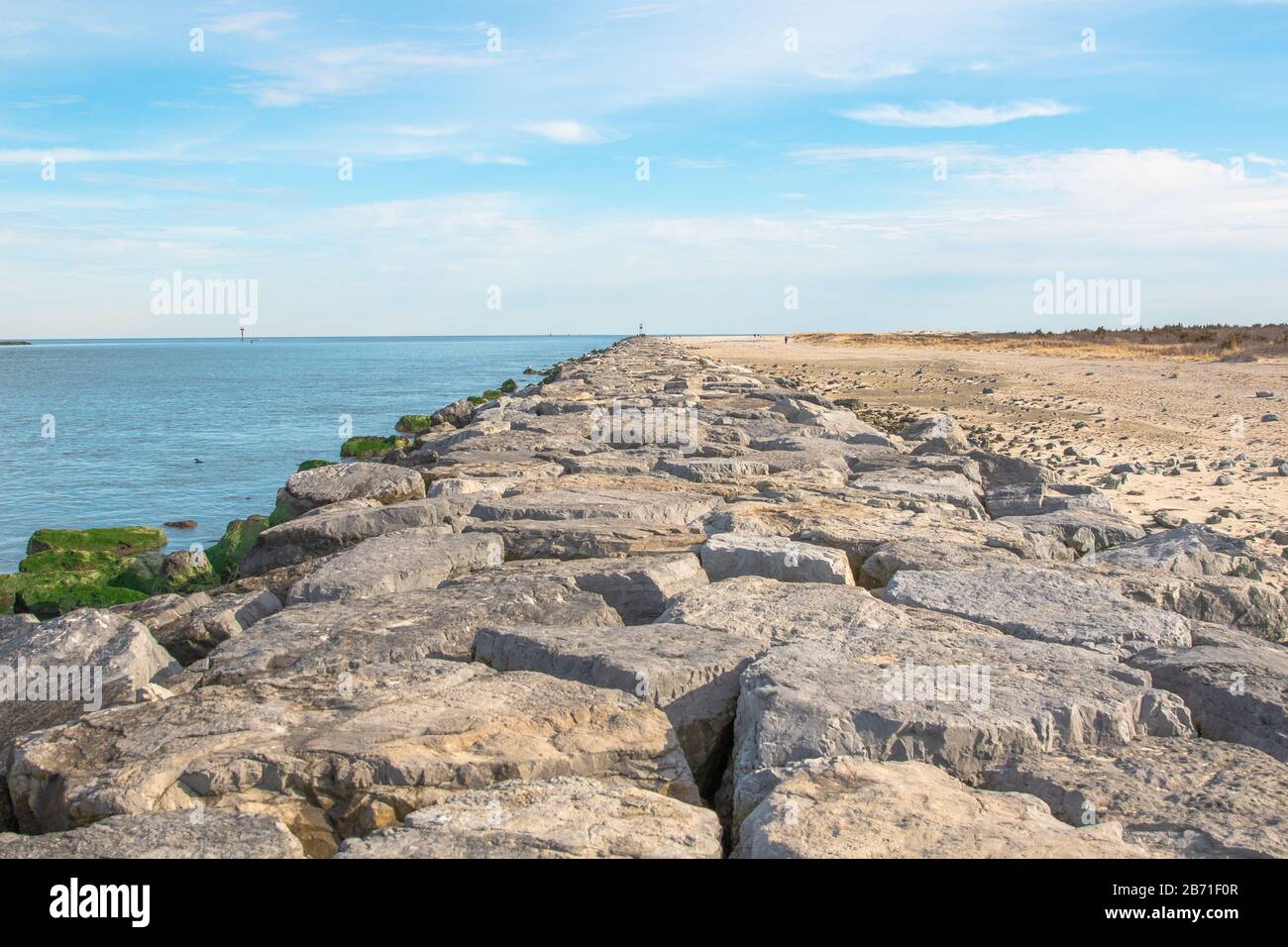 Der Leuchtturm ist ein großer Dienst an der Menschheit, aber er ist der Sklaven derer, die die Lampen trimmen. Stockfoto