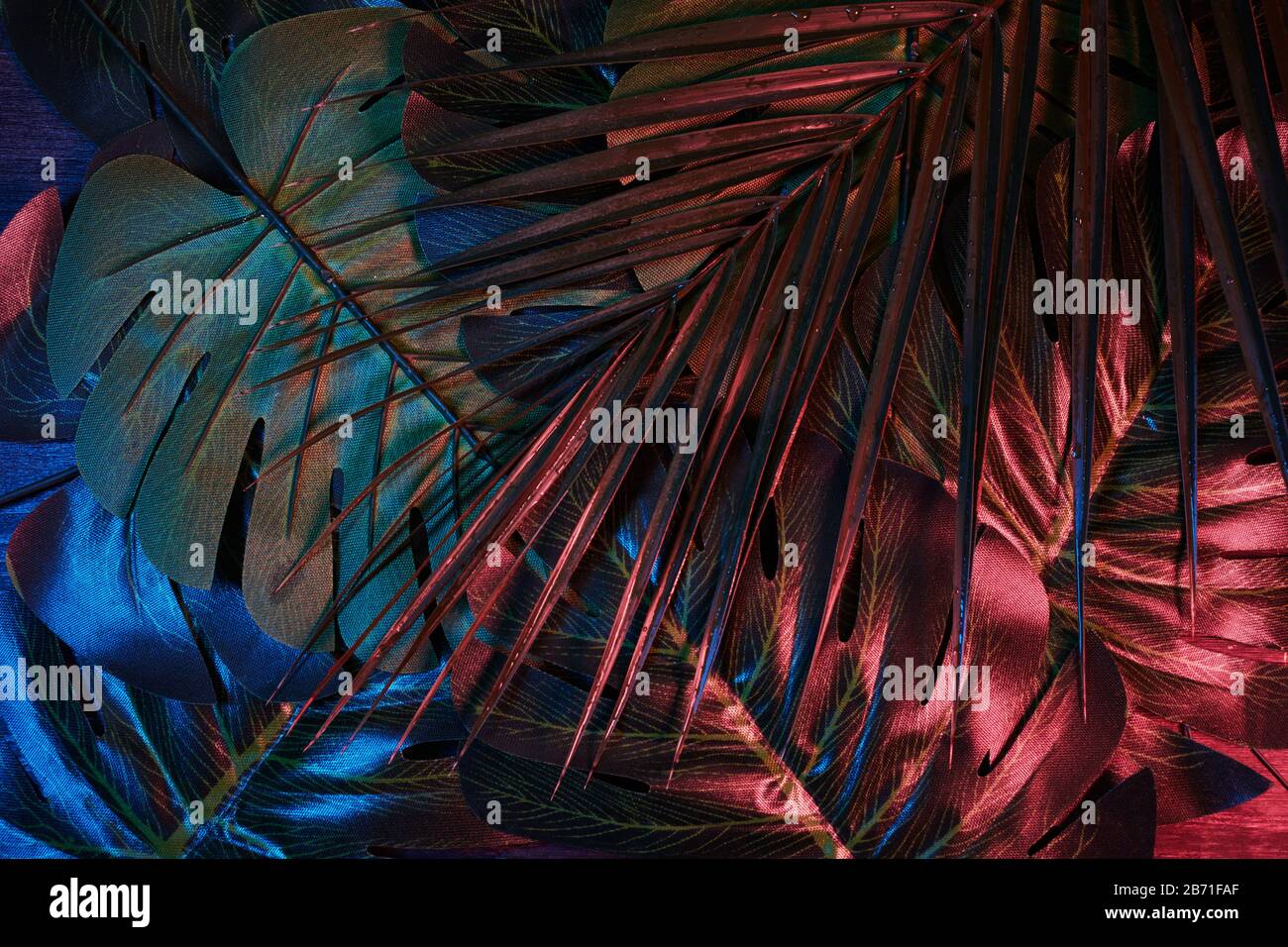 Neon-Dschungel, elektrisches tropisches Glitch-Sommermuster. Flaches Lay. Draufsicht Stockfoto