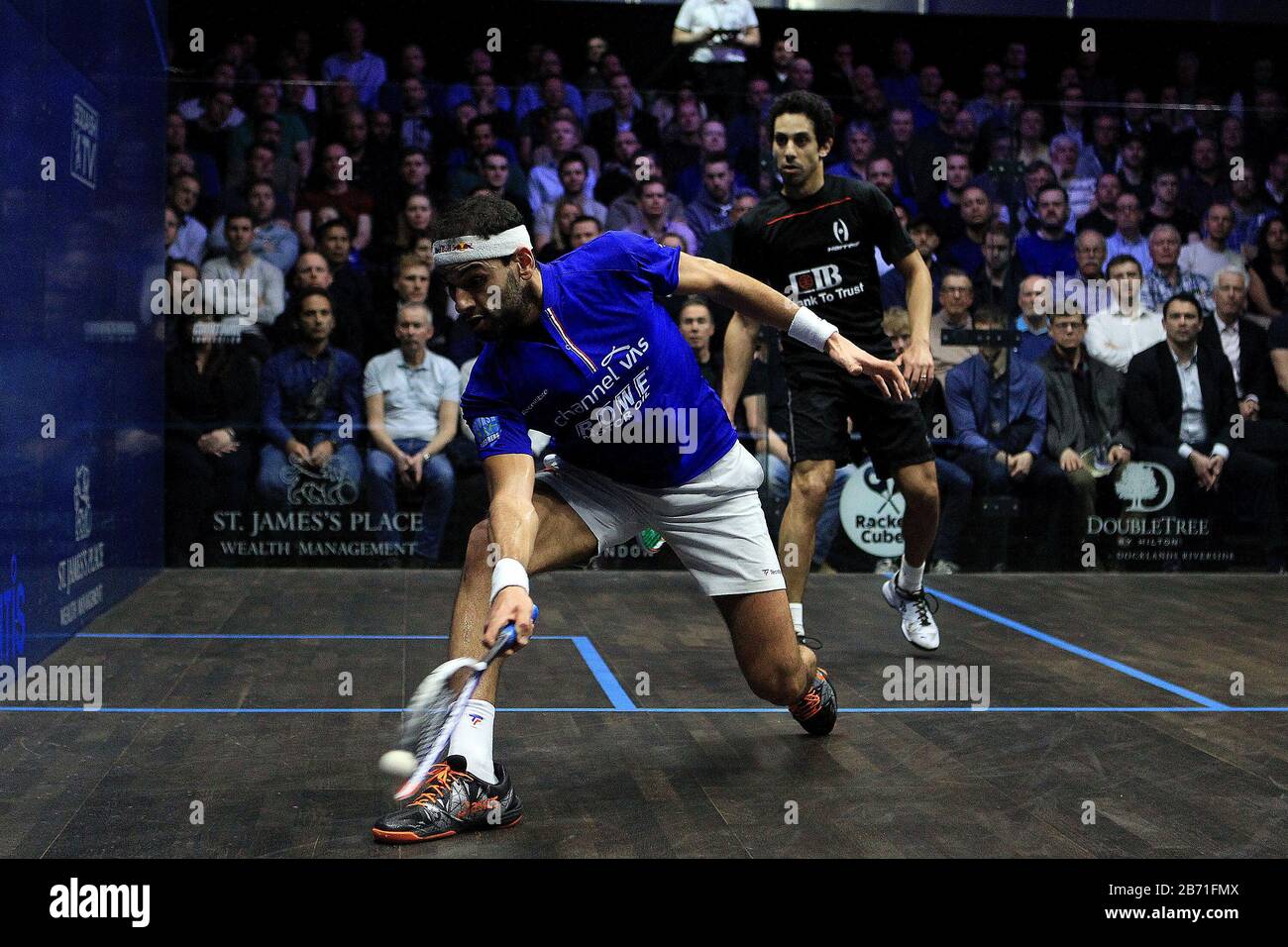 London, Großbritannien. März 2020. Mohammed El Shorbagy aus Ägypten (blaues Hemd) in Aktion gegen Tarek Momen aus Ägypten (schwarzes Hemd). St. James's Place Canary Wharf Classic 2020 Squash, Tag 5 im East Wintergarden in Canary Wharf, London am Donnerstag, 12. März 2020, Foto von Steffan Bowen/Andrew Orchard Sportfotografie/Alamy Live News Credit: Andrew Orchard Sportfotografie/Alamy Live News Stockfoto