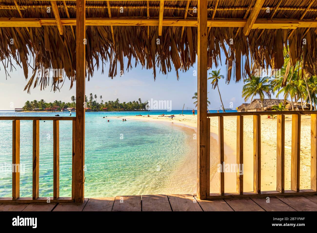 San Blas Island, Panama - 26. Februar 2020: Menschen, die sich am schönen Strand auf der karibischen Insel San Blas auf dem politisch autonomen Gebiet Guna in Pa entspannen Stockfoto