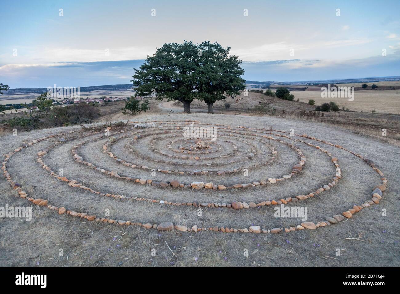 Labyrinth aus Stein, ein buntes Rätsel, in der Landschaft Stockfoto