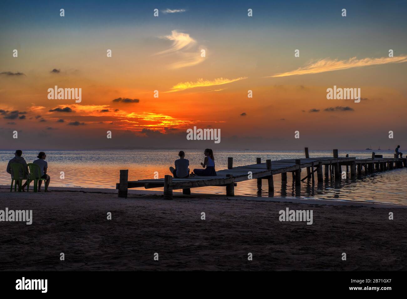 San Blas Island, Panama - 26. Februar 2020: Menschen, die bei Schönem Sonnenuntergang auf der karibischen Insel San Blas auf dem politisch autonomen Gebiet Guna in P beobachten Stockfoto