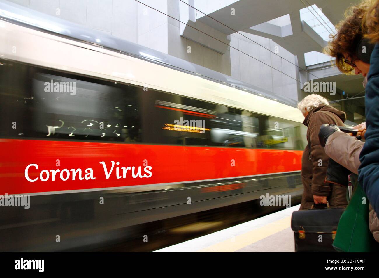 Bologna, Italien - Januar 2020: Ein älterer Mann wartet auf den Zug. Risiko eines Corona-Virus. Der Coronavirus-Zug. Geht nicht hoch, Gefahr. Coron Stockfoto