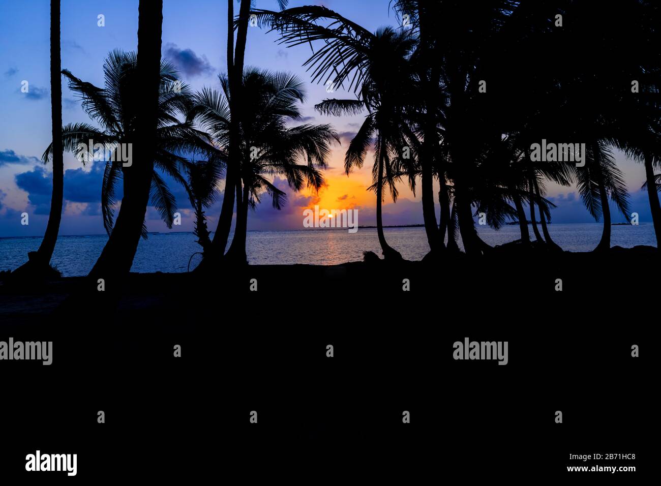 Schöner Sonnenaufgang auf der karibischen Insel San Blas auf dem politisch autonomen Gebiet Guna in Panama. Türkisfarbenes tropisches Meer, Wahrzeichen des Reiseziels Stockfoto